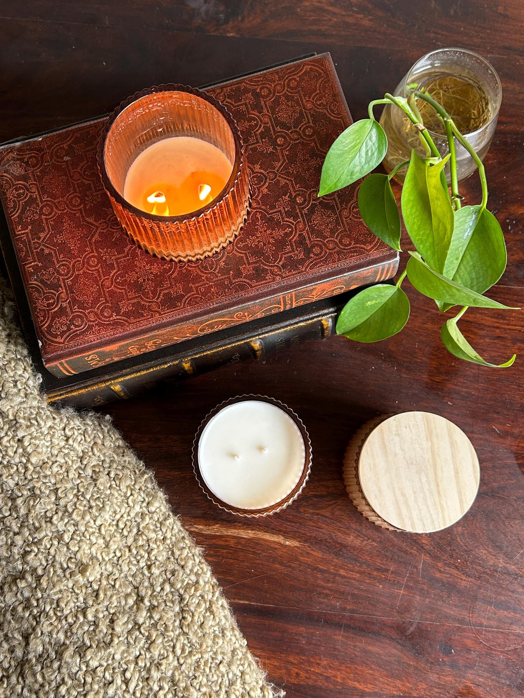 Fall Candle in Vintage-Style Fluted Glass with Wooden Lid | Scented: Apple Pear Bourbon Maple
