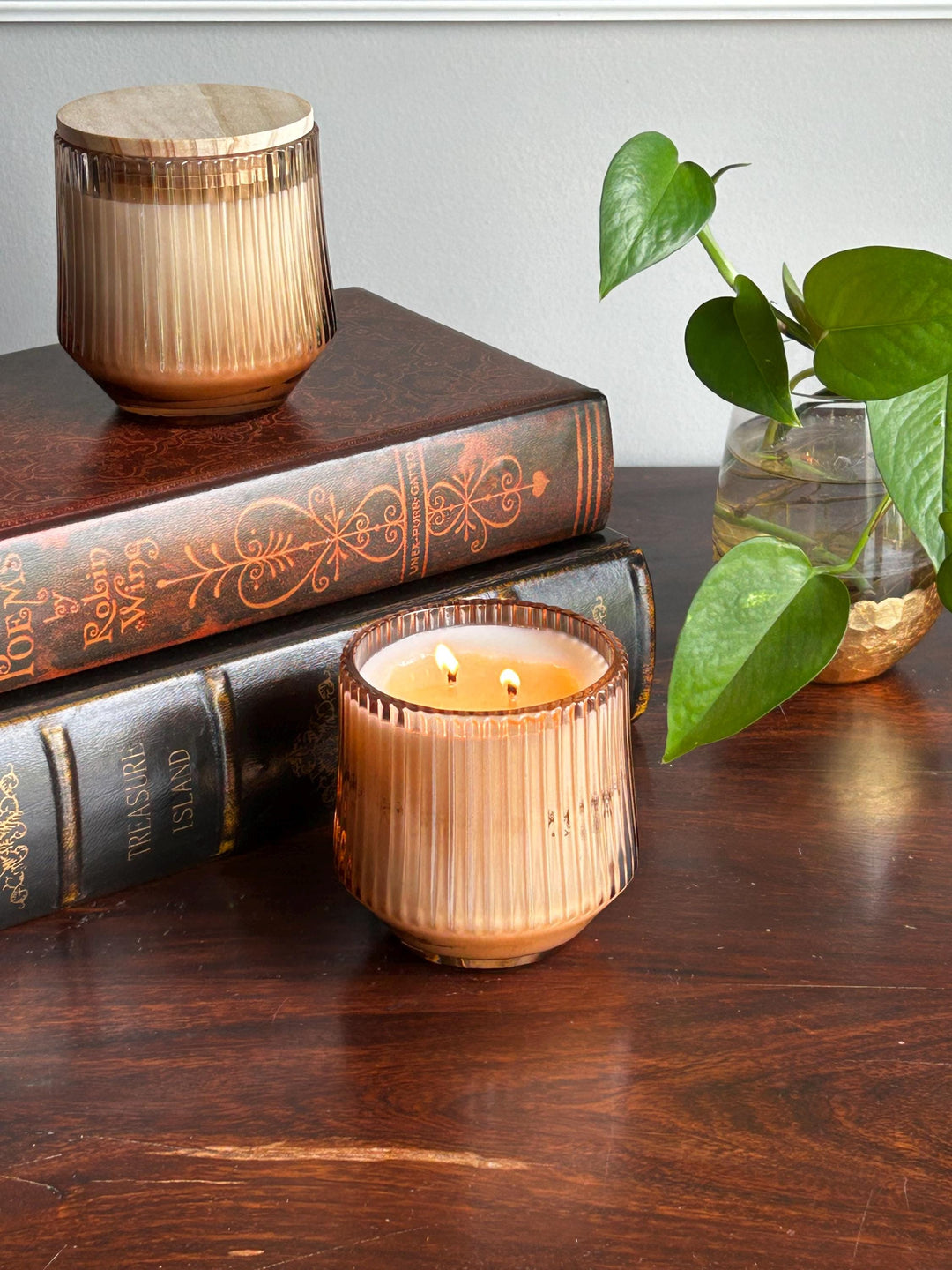 Fall Candle in Vintage-Style Fluted Glass with Wooden Lid | Scented: Apple Pear Bourbon Maple